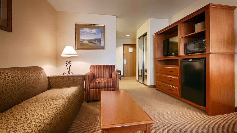 Suite, 1 King Bed, Non Smoking, Microwave photo 1