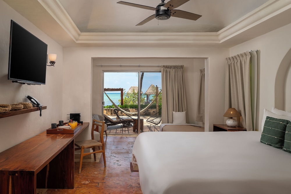 Junior Suite Beach Front thumbnail 6