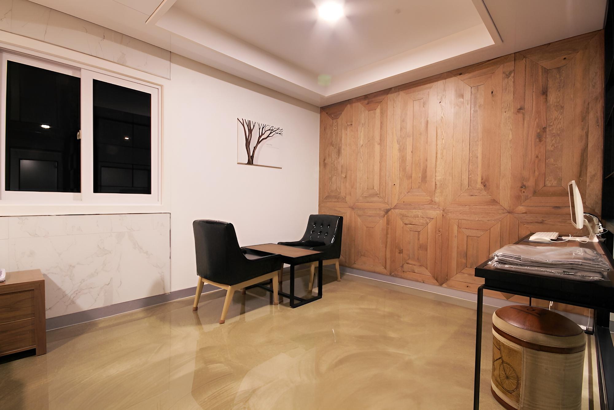 Room (Suite (Body Friends massage chair equ)
