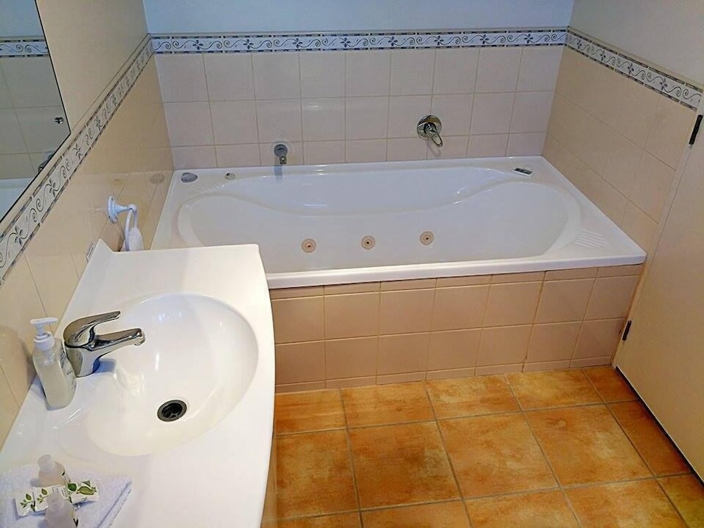 Queen Studio with Spa Bath photo 3