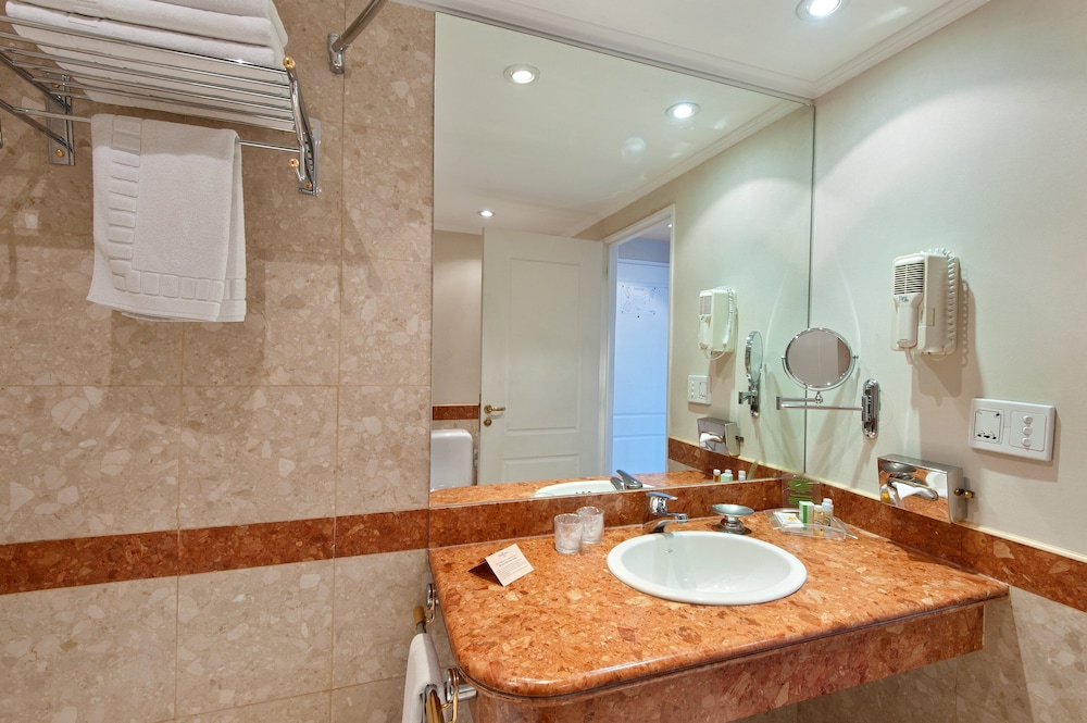 Suite, 1 King Bed, Mountain View (Pool View) thumbnail 6