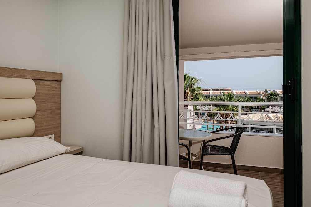 Family Room, 1 Bedroom, Pool View photo 3