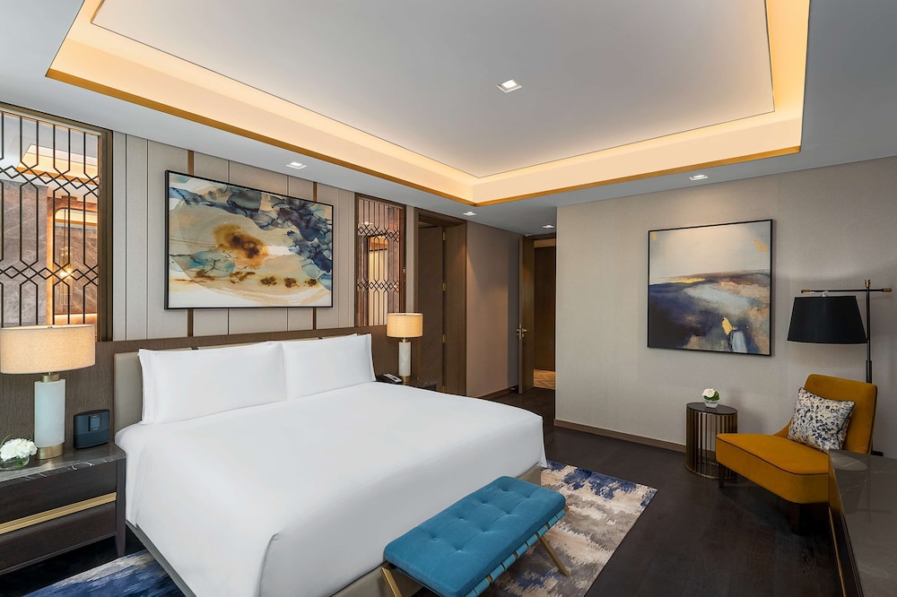 Deluxe Suite, 1 King Bed - Photo 13