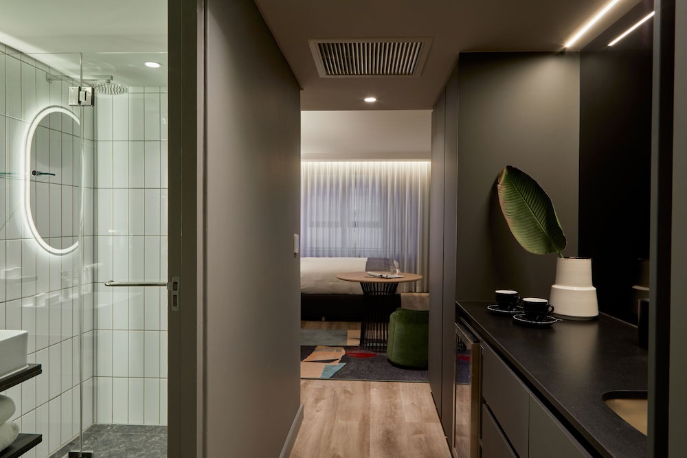 Standard City Room - Photo 6