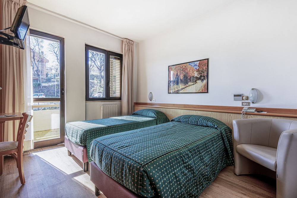 Twin Room with extra bed - Photo 4