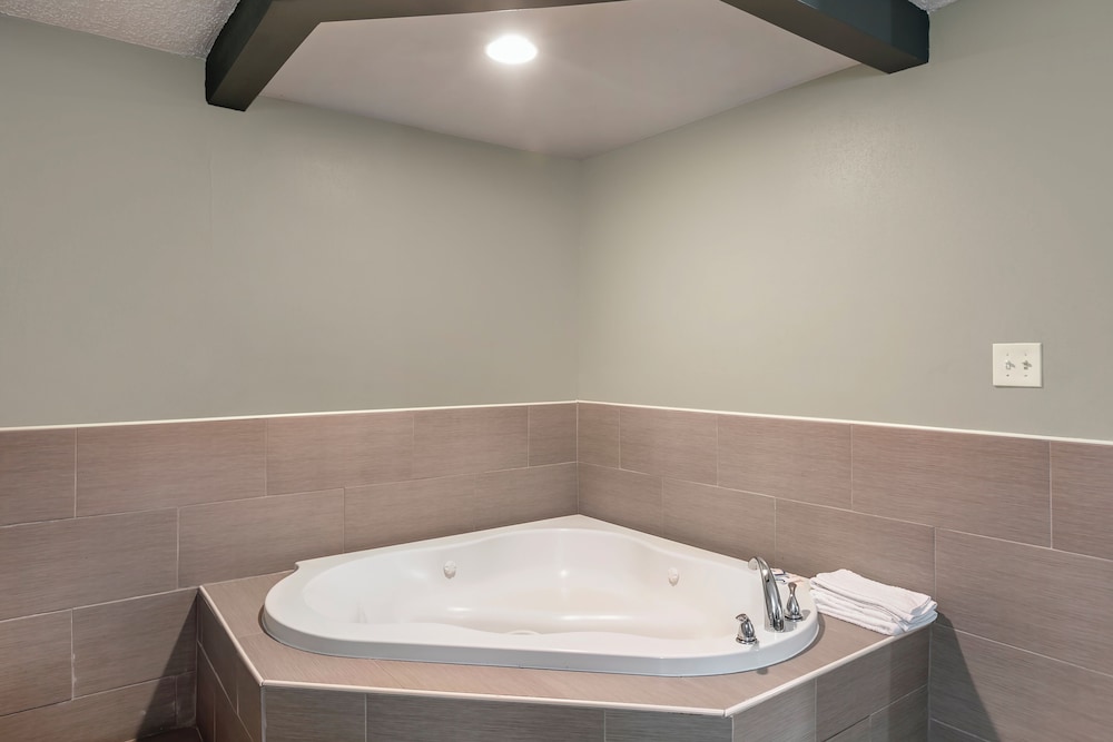 Deluxe Room, 1 King Bed, Smoking, Jetted Tub photo 2