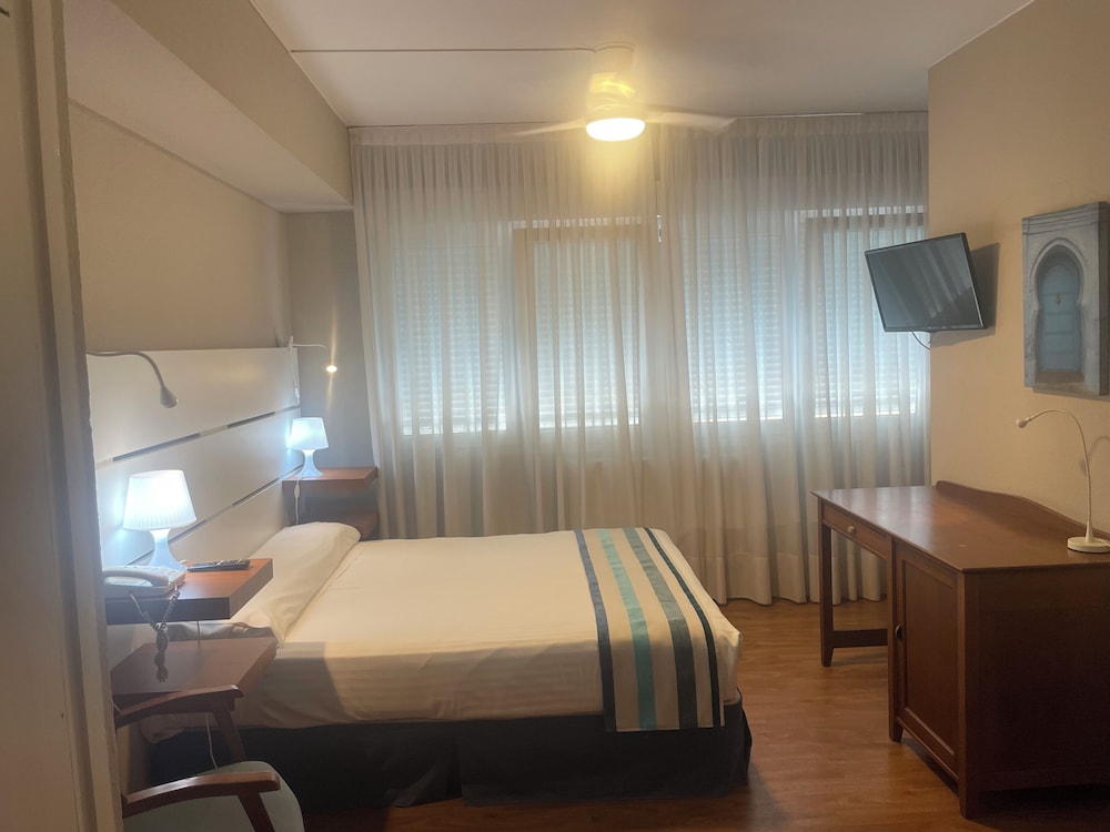 Studio, 1 Queen Bed, Smoking, Kitchenette (I) photo 2