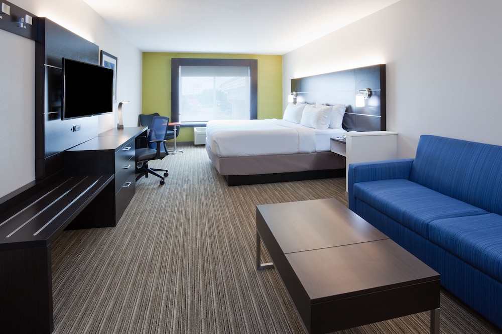 Suite, 1 King Bed, Pool View - Photo 2