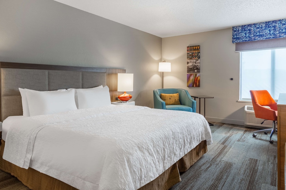 One King Bed, Non-Smoking, Accessible - Photo 2