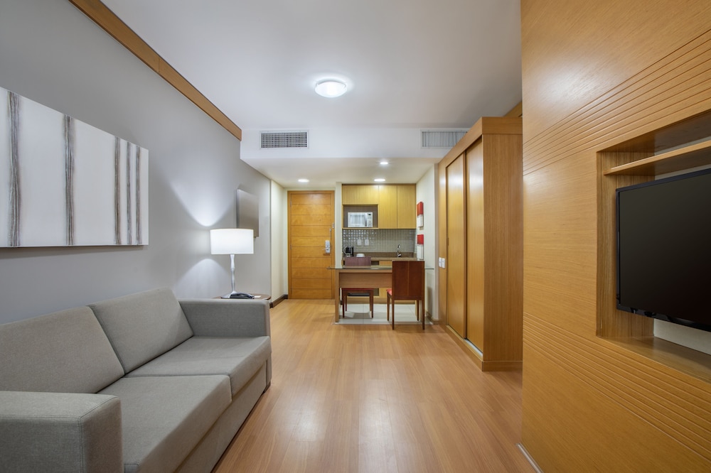 Premium Room, 1 Queen Bed thumbnail 5