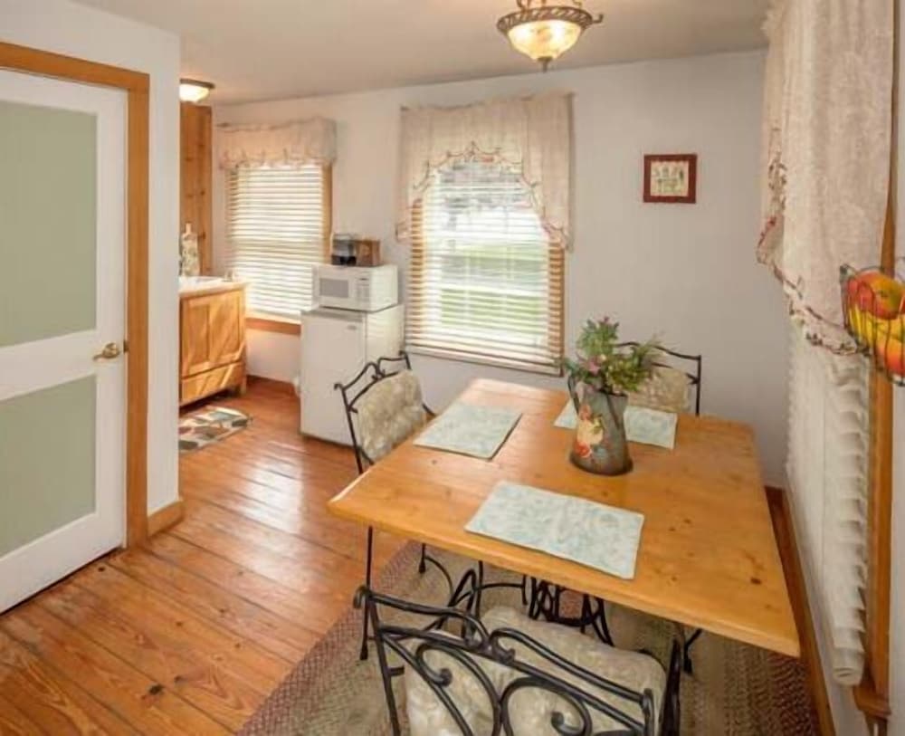 Luxury Cottage, Accessible, Jetted Tub (Pet Friendly) photo 2