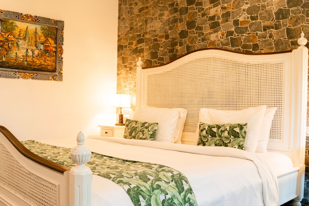 Deluxe Room, 1 King Bed, Kitchen, Poolside photo 2