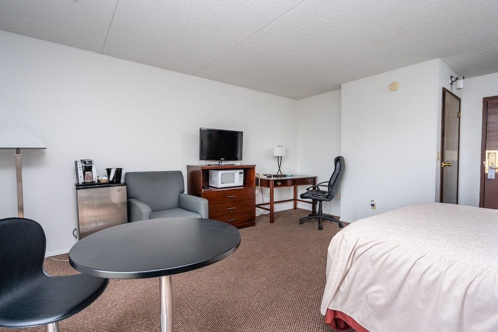Room, 1 Queen Bed (Pet Friendly) photo 2