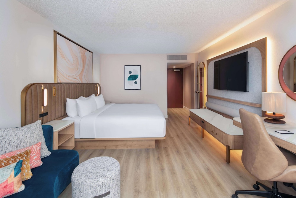 Deluxe Room, 1 King Bed (Poolside)
