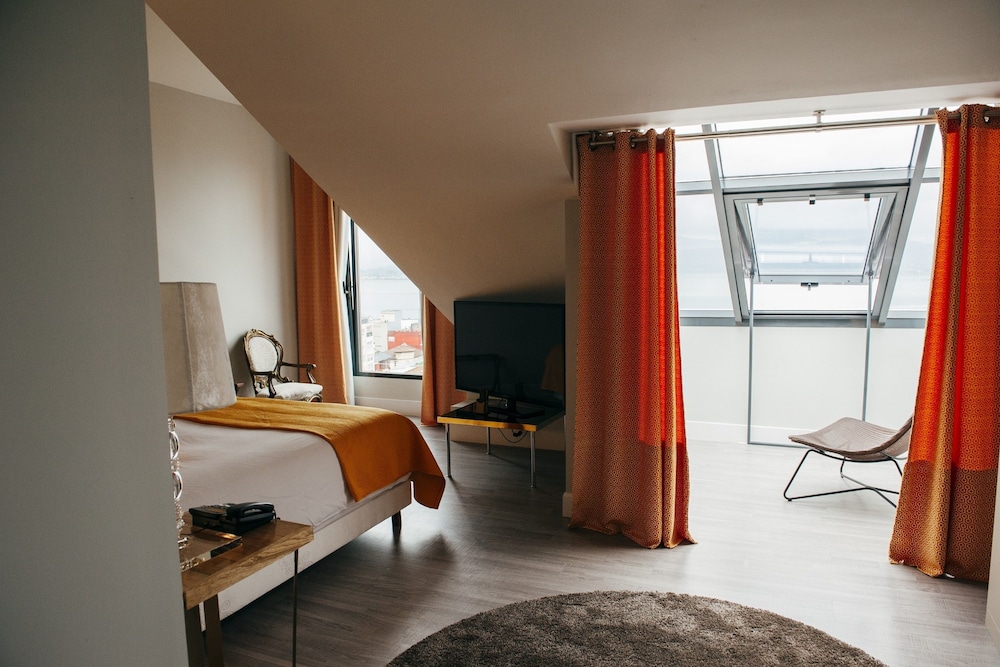 Deluxe Suite, 1 Queen Bed, Bay View photo 2