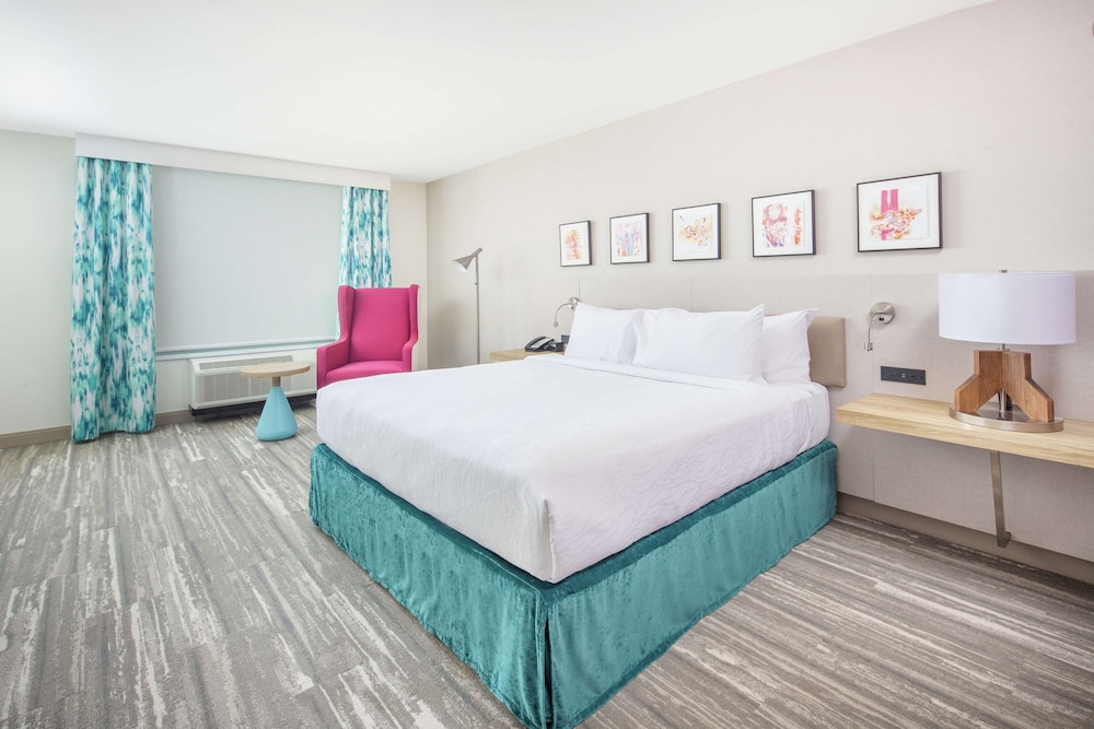 Room, 1 King Bed, Accessible, Bathtub - Photo 3