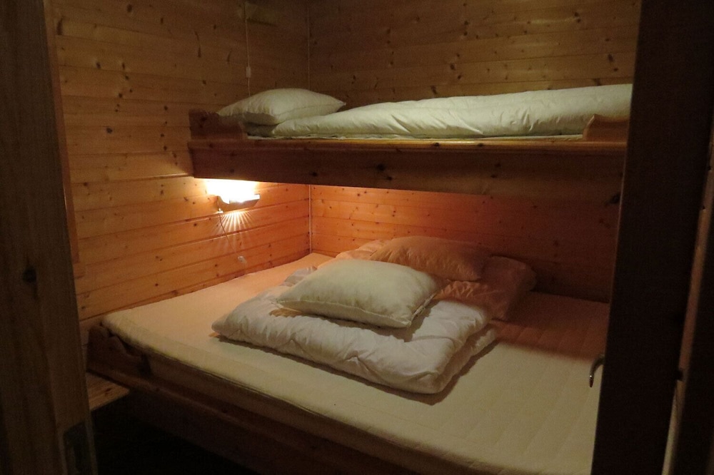 Family Cabin (Cleaning, bed linen & towels excluded) photo 3