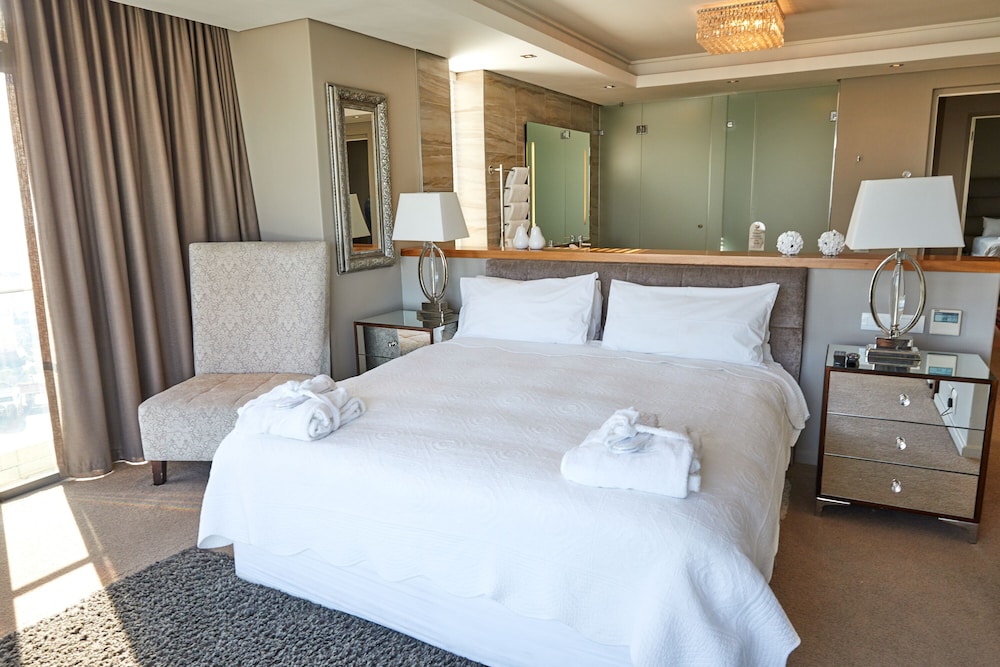 Three-Bedroom Exclusive Penthouse - Photo 19