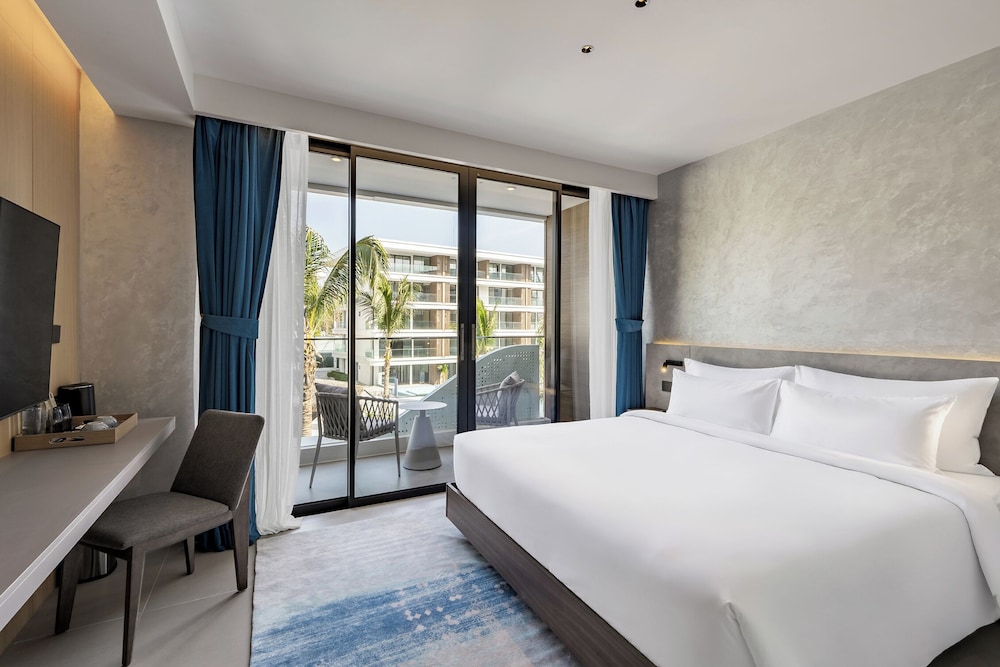 Premier Triple Room, Balcony, Pool View photo 3