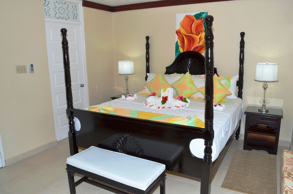 Suite, 1 Bedroom, Garden/Pool View with Full- Time Nanny Service photo 2