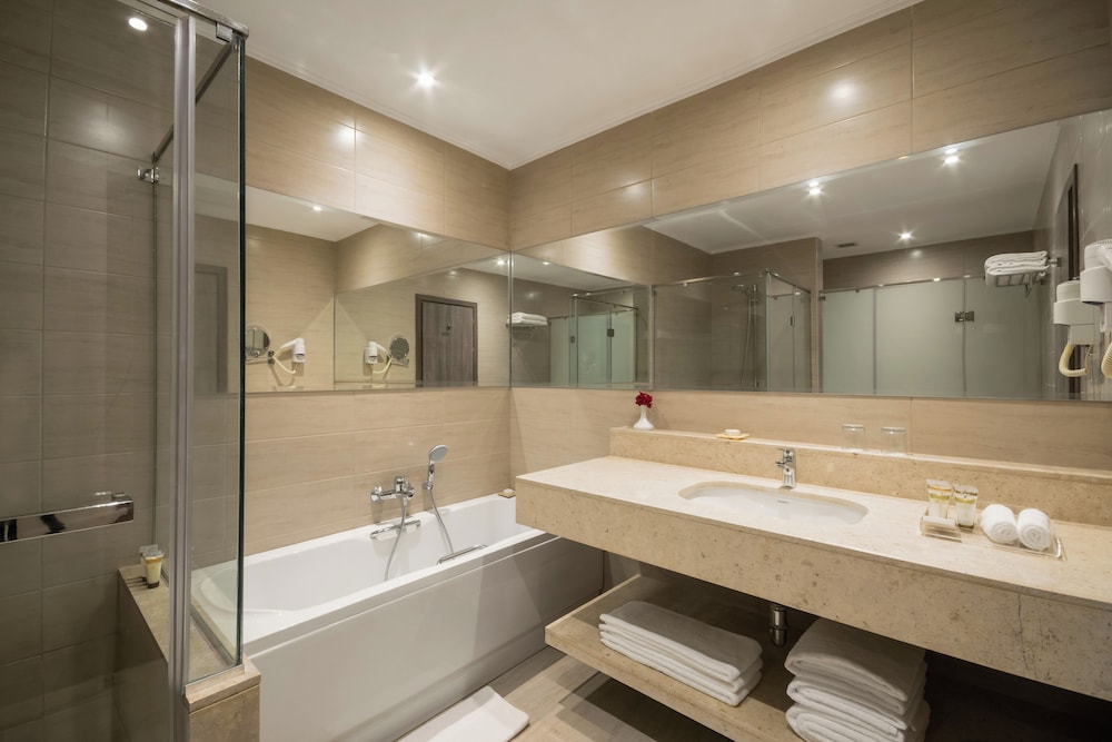 Executive Suite, 1 Queen Bed, Pool View thumbnail 5