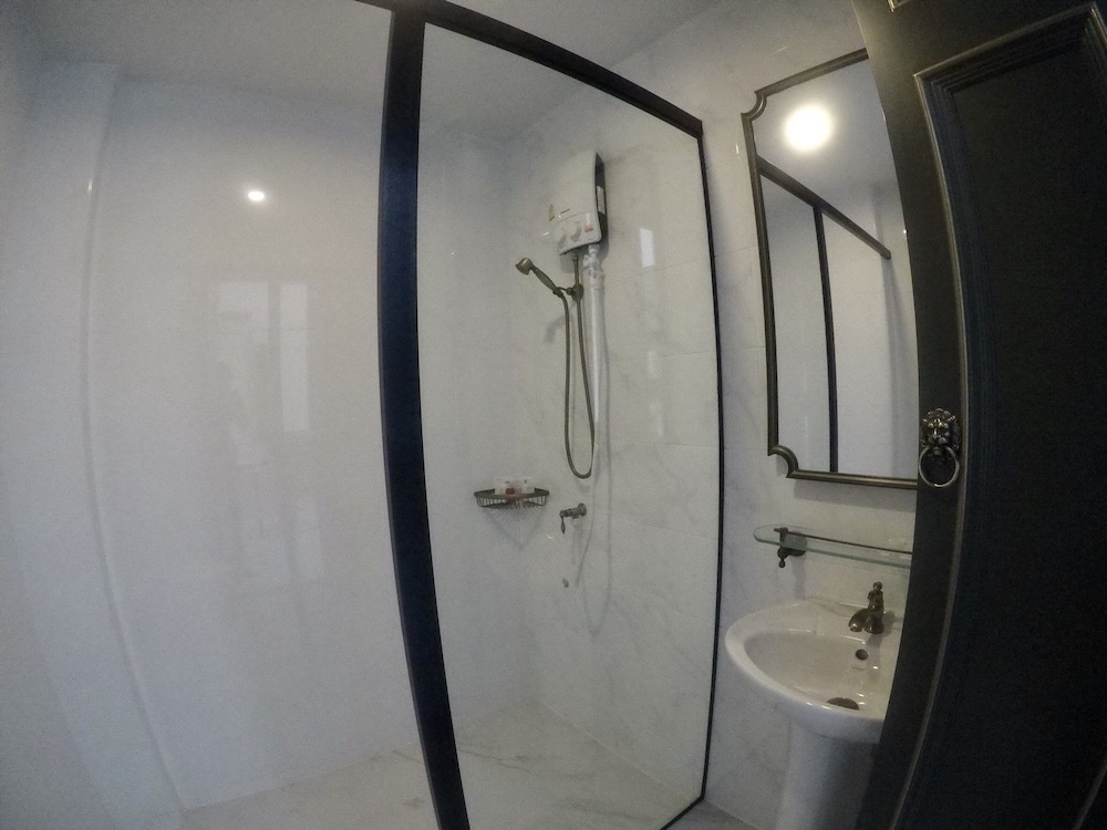 Superior Room, 1 King Bed, Non Smoking, Private Bathroom photo 3