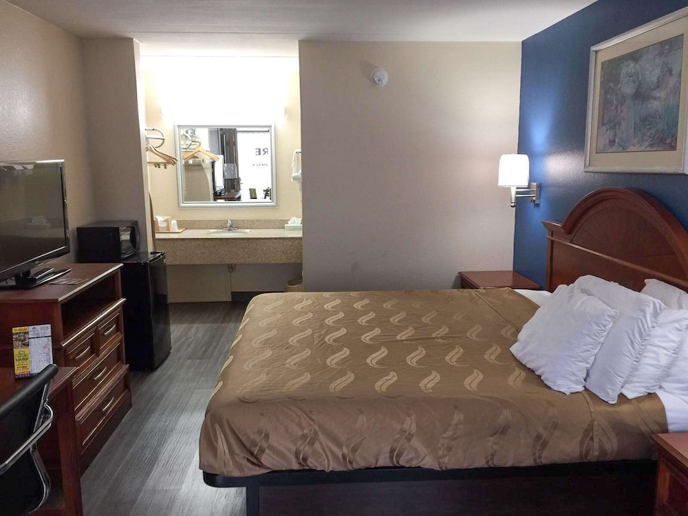 Room, 1 King Bed, Smoking - Photo 1