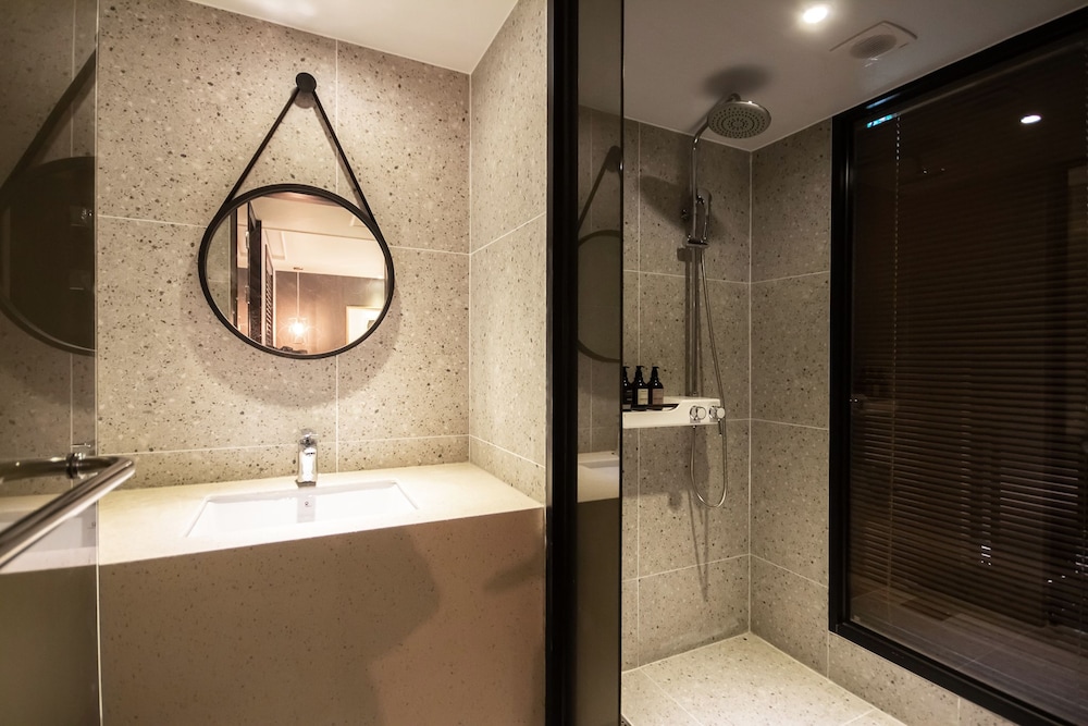 Standard Double Room - Photo 11