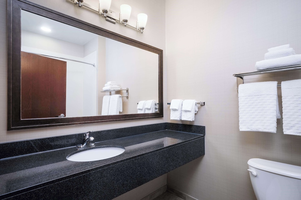 Suite, 1 King Bed with Sofa bed, Non Smoking, Refrigerator & Microwave (with Sofabed) photo 3