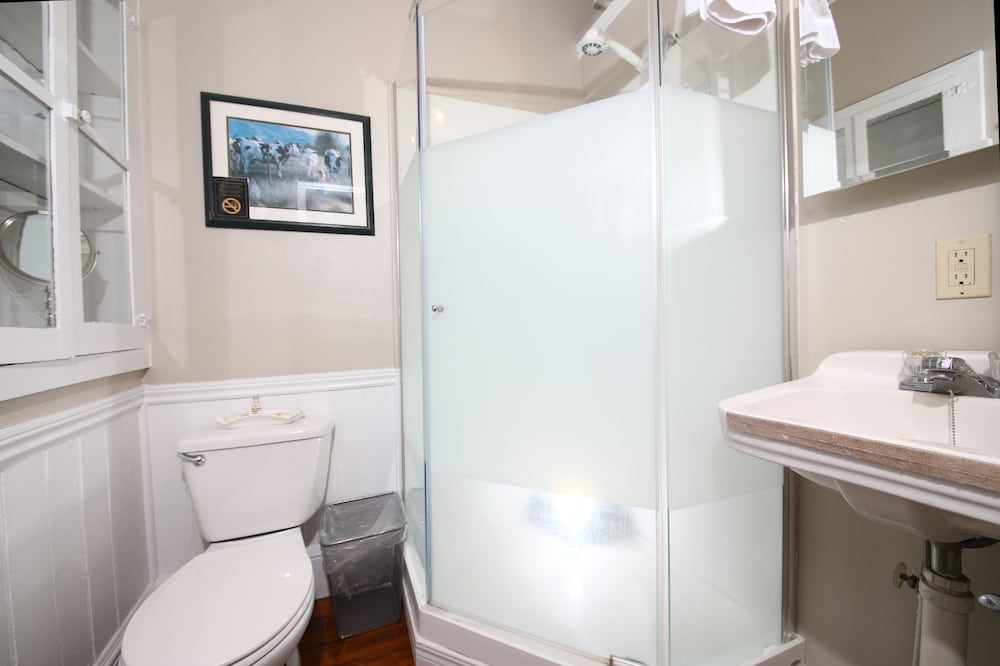 A.A. Mcdonald Suite 3 photo 2