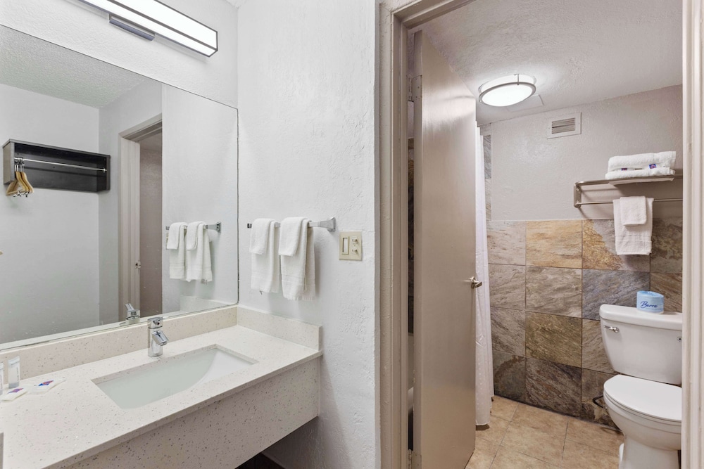 Deluxe Room, 2 Queen Beds, Non Smoking - Photo 4