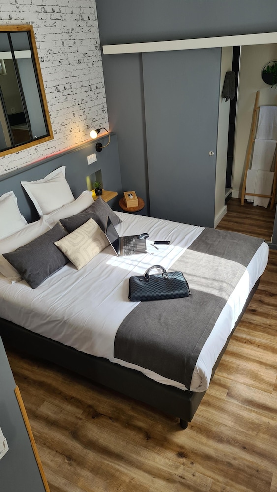 Standard Suite, City View - Photo 18