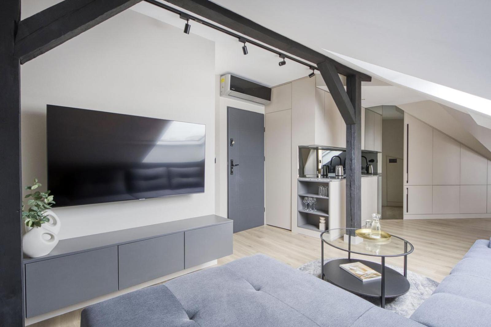 One-Bedroom Apartment - Photo 2