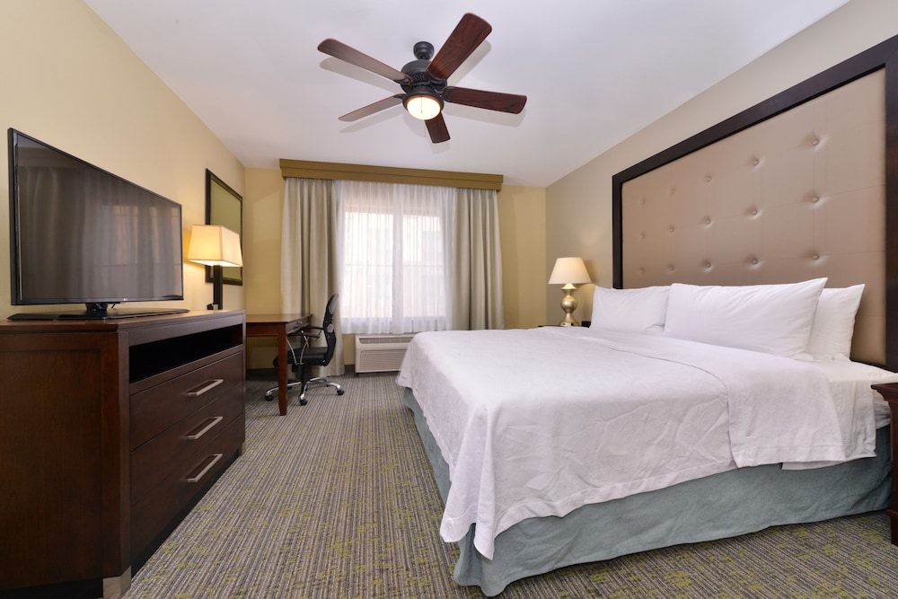 Studio, 1 King Bed, Accessible (Mobility & Hearing, Roll-in Shower) photo 1