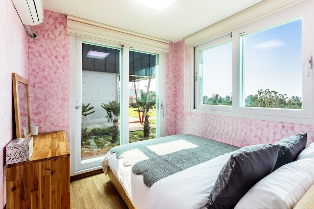Family House, Multiple Beds, 2 Bathrooms, Garden View (45py Andante) photo 1
