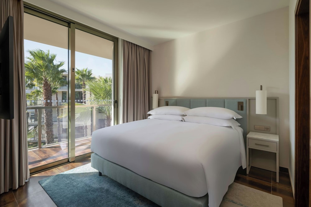 Suite, 3 Bedrooms, Balcony - Photo 3