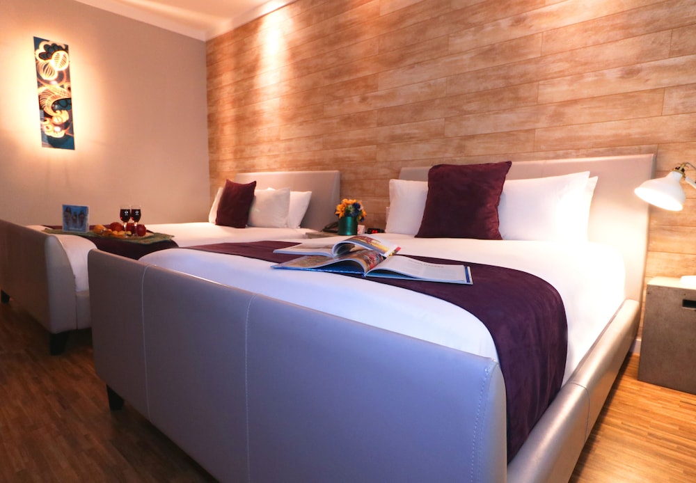 Standard Double Queen Room - Photo 2