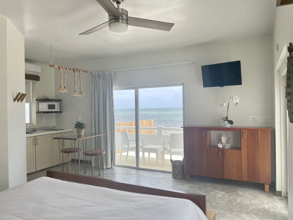 Oceanfront Junior Suite - 1 King Bed photo 2