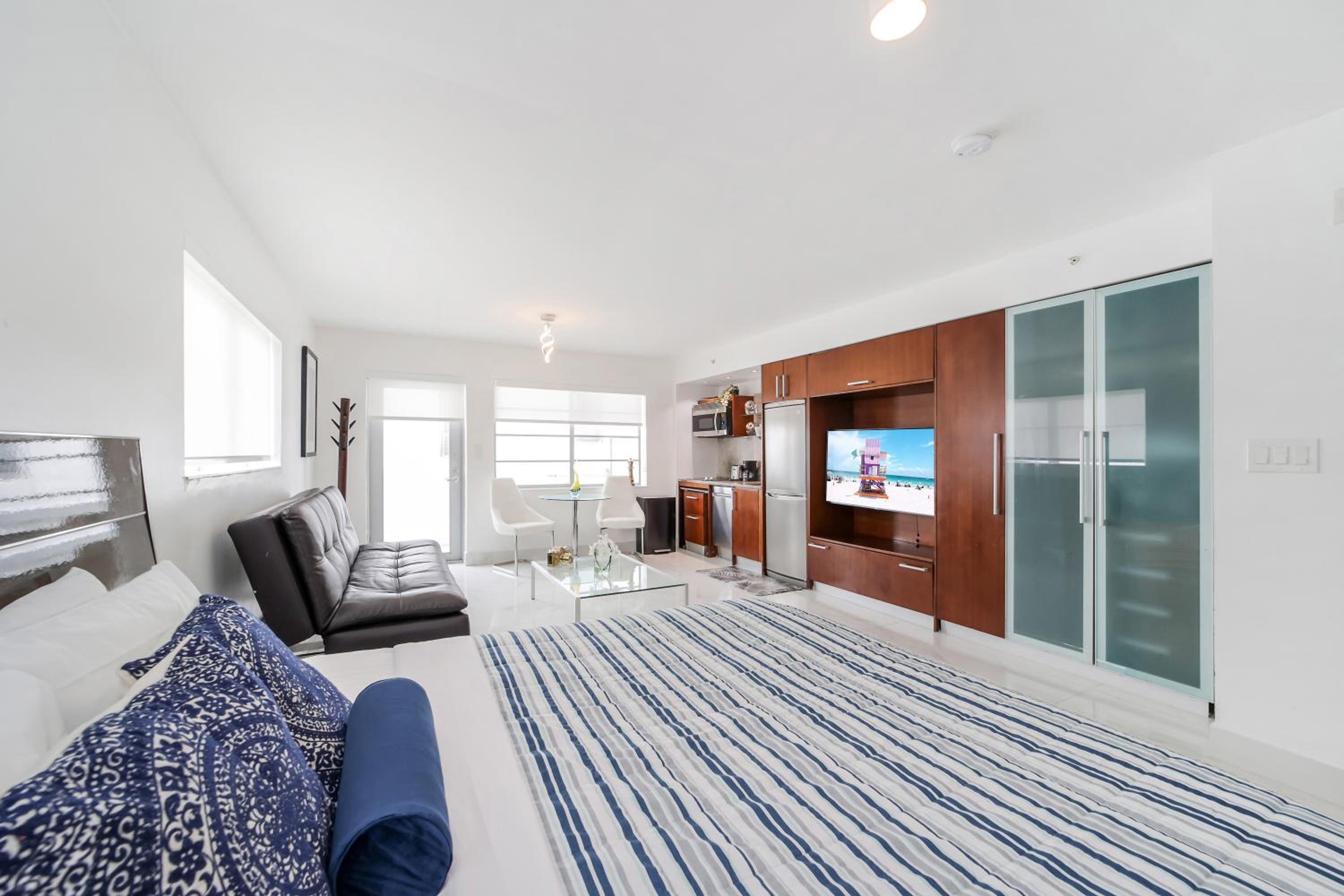 King Suite with Balcony 2 - Unit A307
