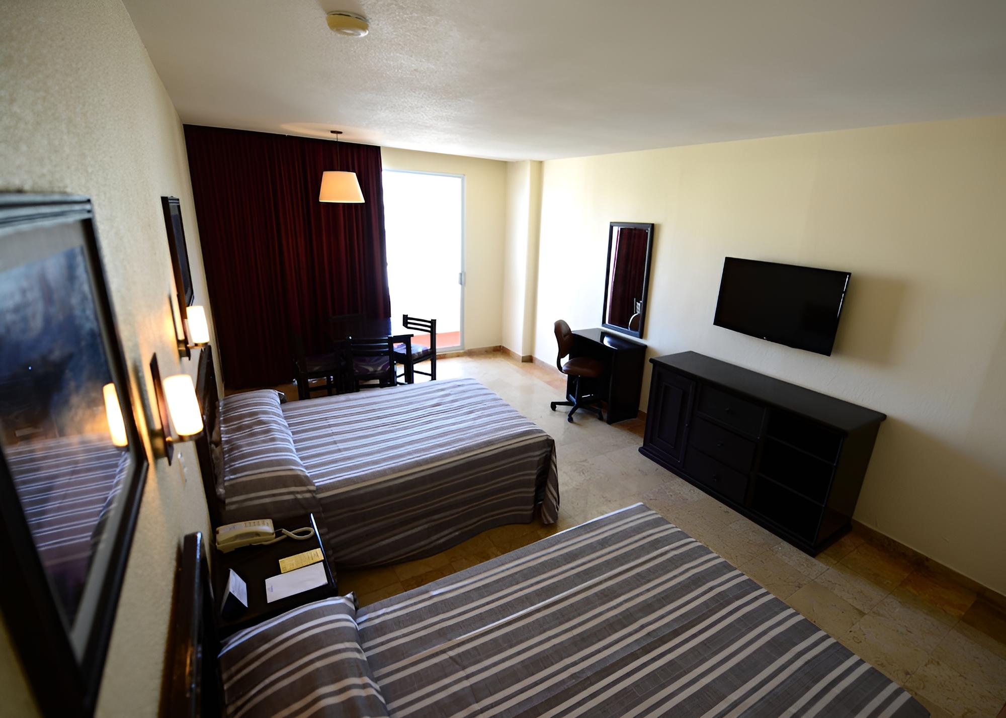 Standard Room with Balcony - Photo 3