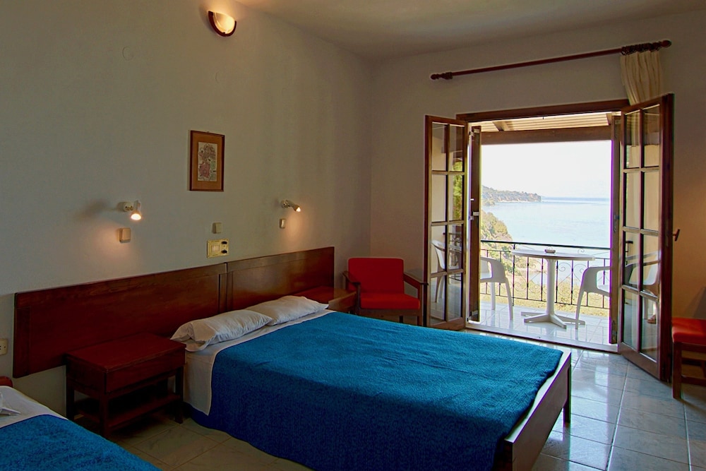 Studio, 3 Twin Beds
