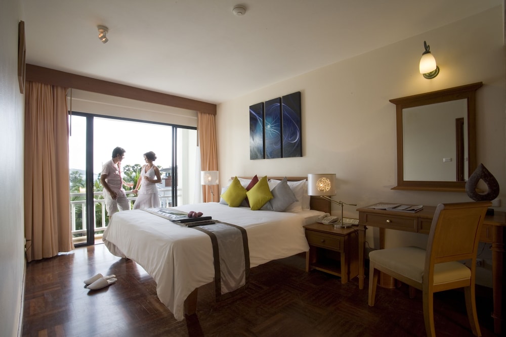Junior Suite with Pool View - Photo 3