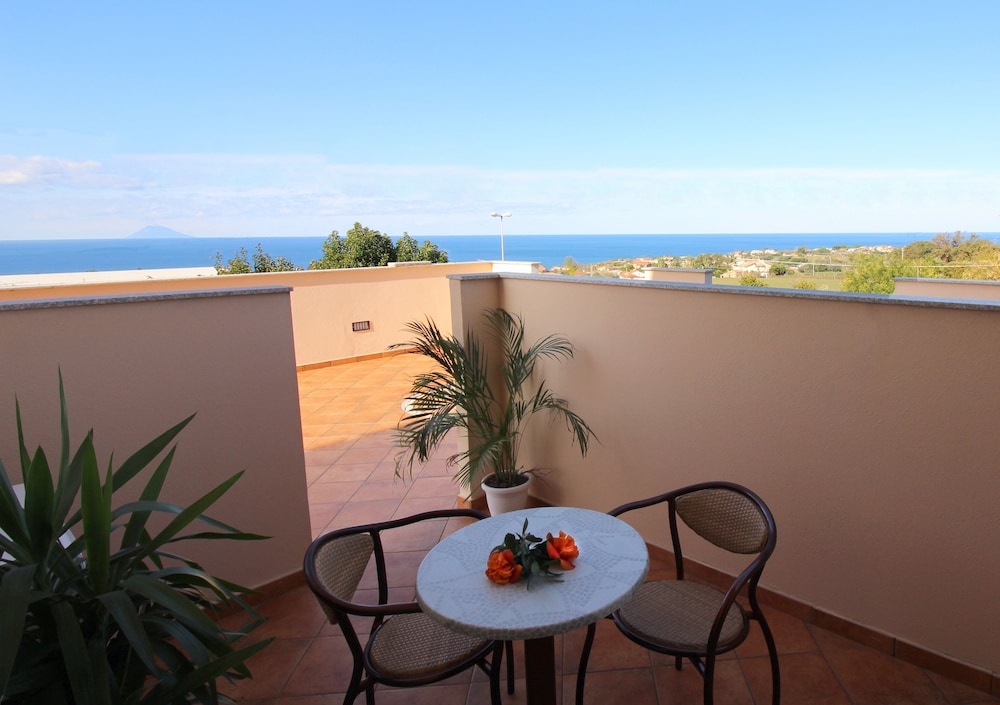 Superior Triple Room, Partial Ocean View photo 3