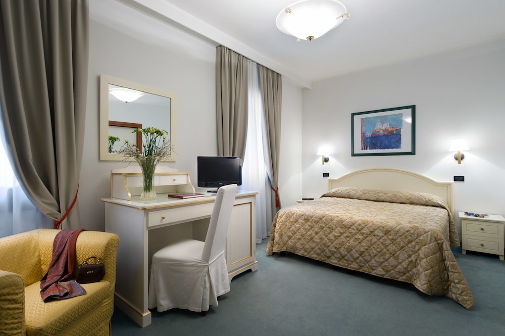 Superior Triple Room thumbnail 6