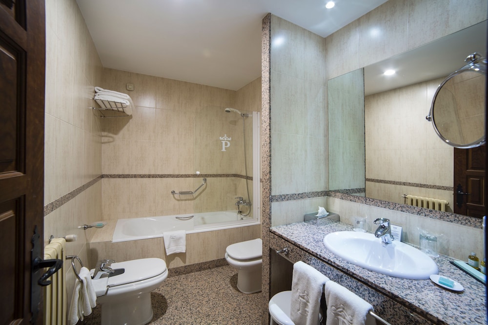 Standard Twin Room (3 Adults) photo 2