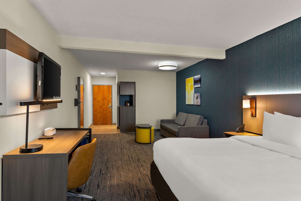 Suite, 1 King Bed, Non Smoking - Photo 2
