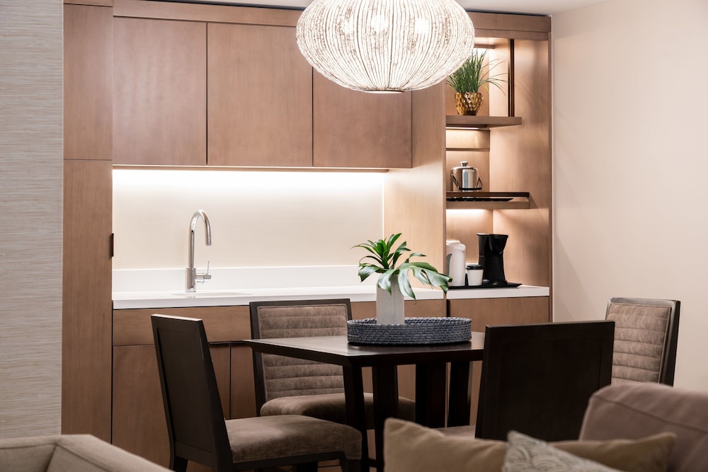 Executive Suite, 1 Bedroom (1 King or 2 Doubles) thumbnail 6