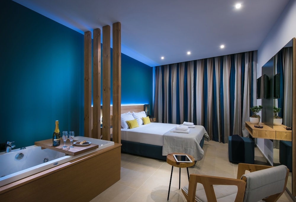 Superior Room with Indoor Jacuzzi photo 3