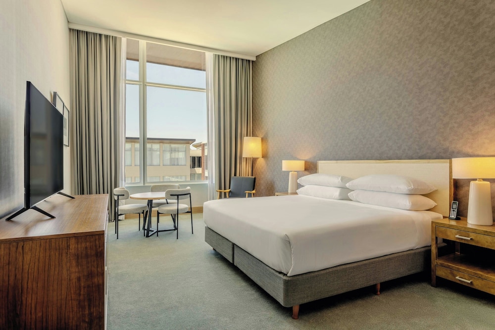Club Room, 1 King Bed, Pool View