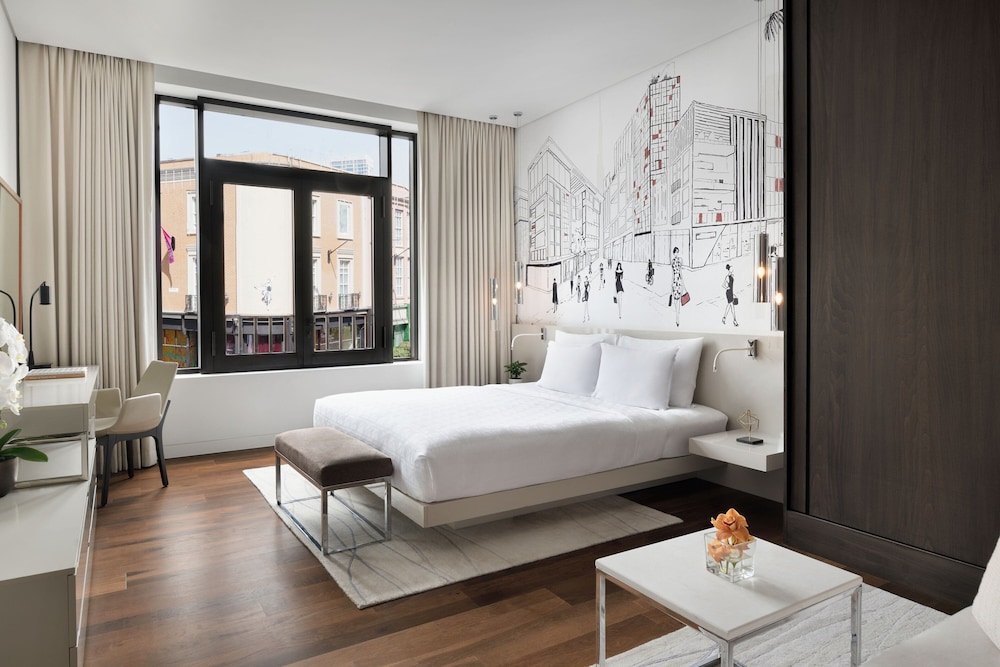 Junior Suite, 1 King Bed thumbnail 5